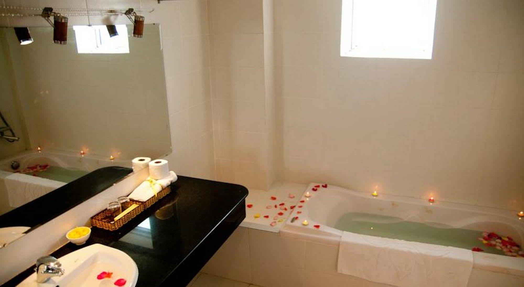 Golden Lotus Hotel Хуе Екстериор снимка